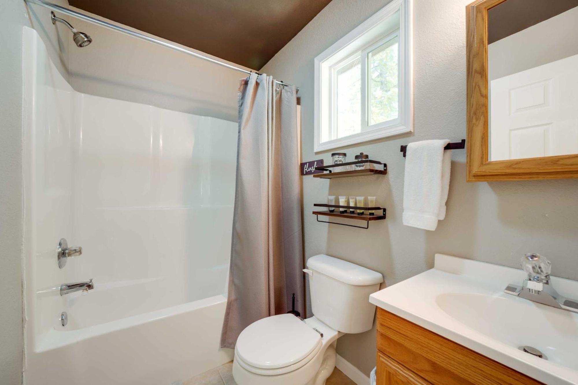 Cozy Whittier Cabin And Yard And Hot Tub, Pets Welcome מראה חיצוני תמונה
